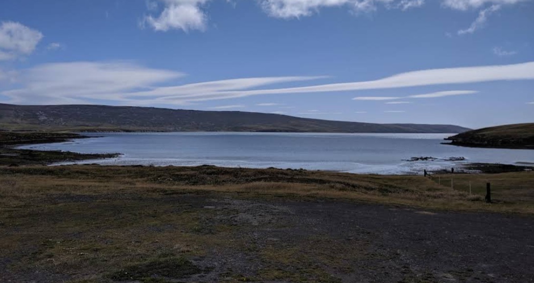 Bahía de Puerto San Carlos en las Islas Malvinas, paisaje característico del archipiélago para quienes planean viajar.