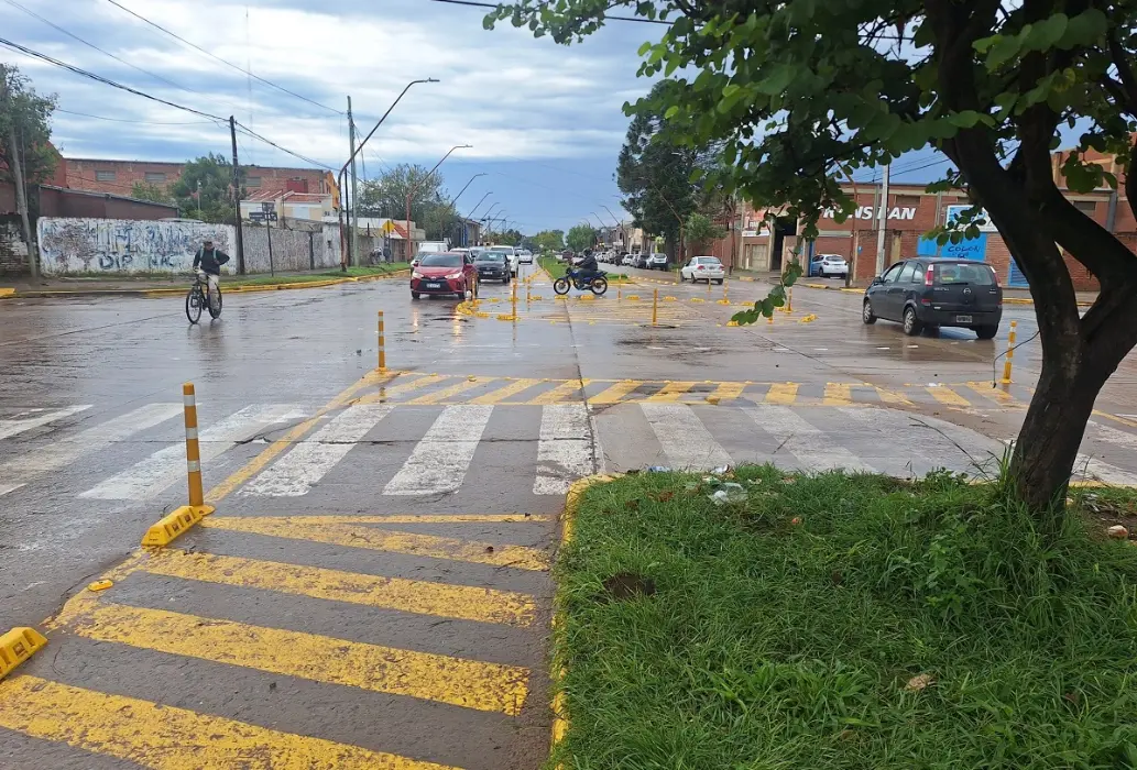 Vista de la cuestionada obra vial en la rotonda de Avenida Gorriti y Bernardo de Irigoyen en el norte de la ciudad de Santa Fe, Argentina.