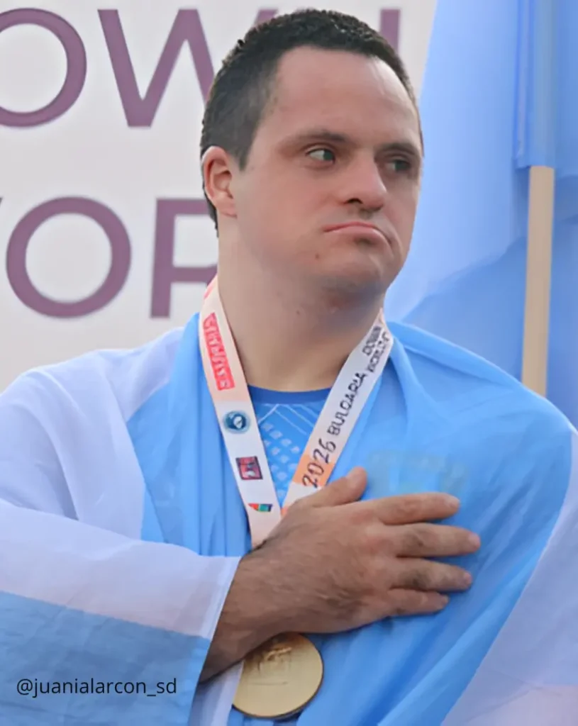Juan Ignacio Alarcón con la medalla de oro en Bulgaria 2026