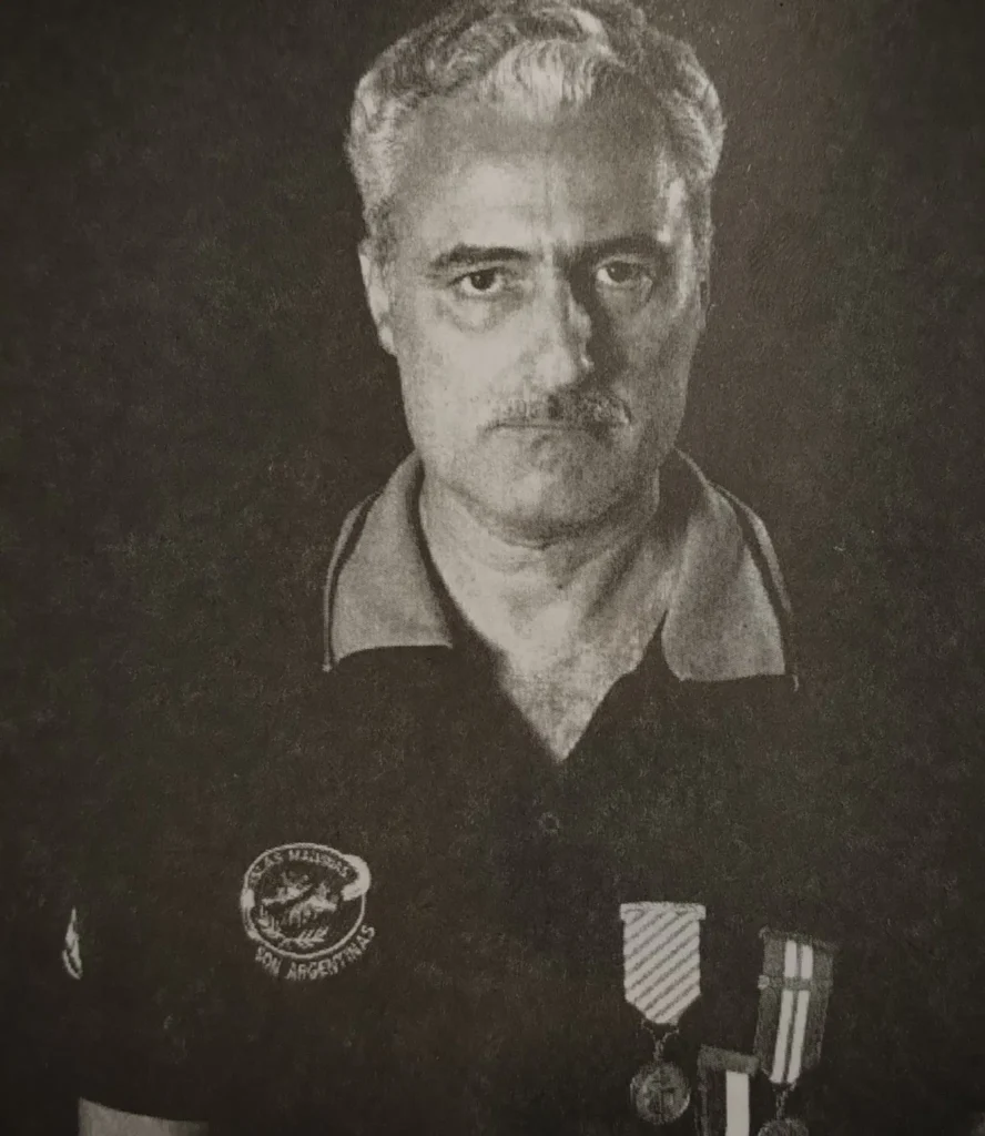 Retrato en blanco y negro del excombatiente Marcelo Eduardo González con medallas en su pecho.