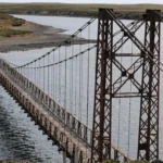 Estructura de madera y cables de acero del puente colgante Bodie Creek Bridge en las Islas Malvinas.