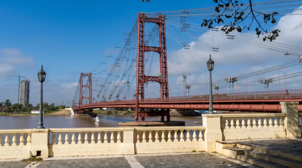 El emblemático Puente Colgante Ingeniero Marcial Candioti sobre la laguna Setúbal en Santa Fe.