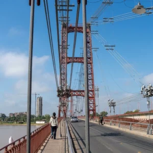 Calzada vial y cables portantes del Puente Colgante Marcial Candioti con tránsito y peatones en Santa Fe.