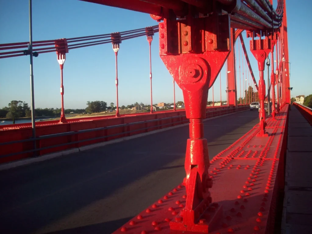 Detalle de los elementos verticales de acero y remaches del puente colgante de Mar del Plata