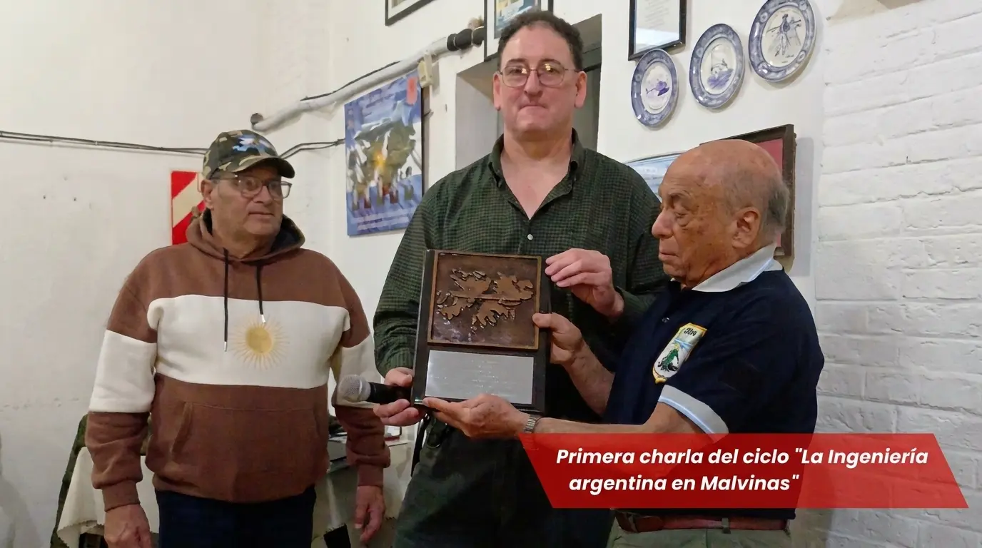 Entrega de placa conmemorativa al ingeniero Alberto Gaffuri en la charla La Ingeniería Argentina en Malvinas en Santa Fe.